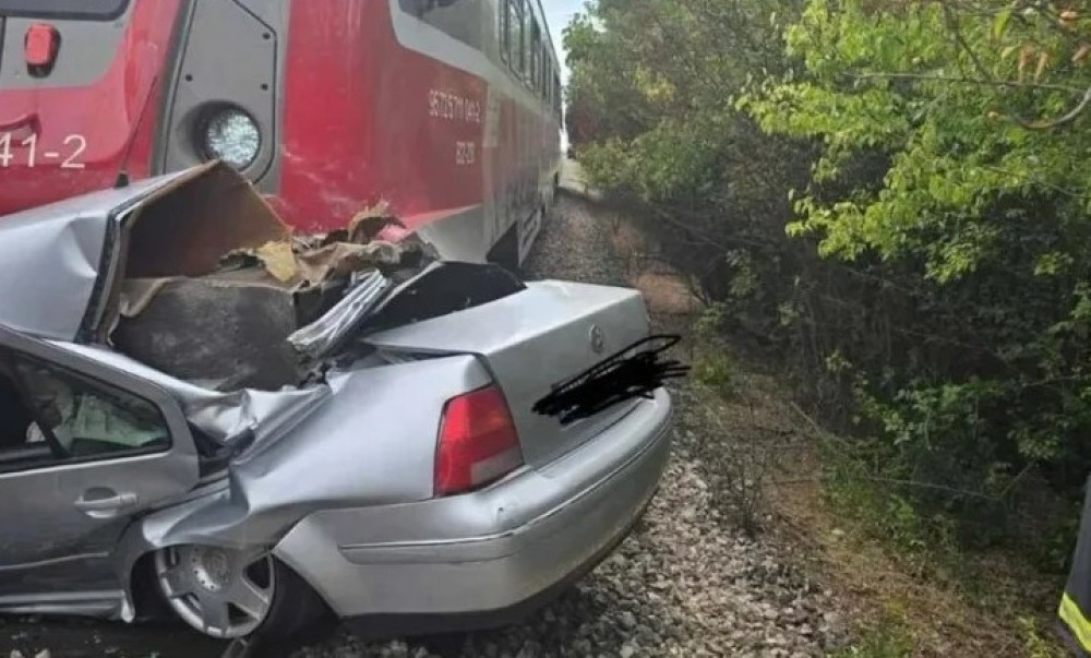 Voz udario u automobil na pružnom prelazu: U jezivoj nesreći stradali majka i njeno malo dijete