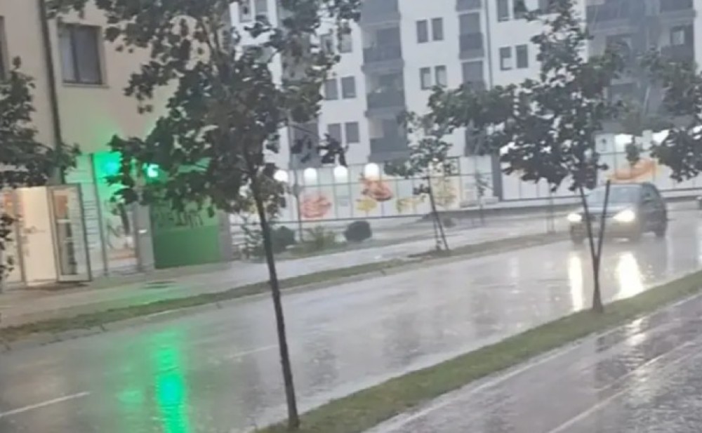 Grmljavina i jak vjetar “protutnjali”: Snažno nevrijeme u ovom dijelu Srpske