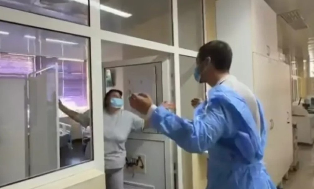 Emocije koje bole: Nikola Rokvić u dječjoj bolnici zapjevao majci malog heroja VIDEO