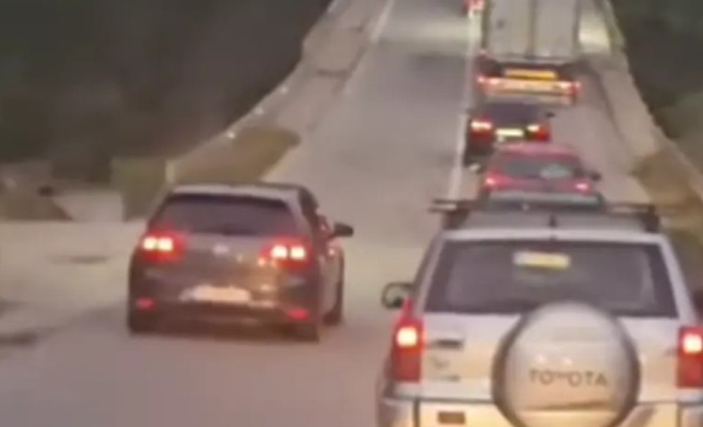 Scena od koje se ledi krv u venama: Preticao preko pune linije na mostu! VIDEO
