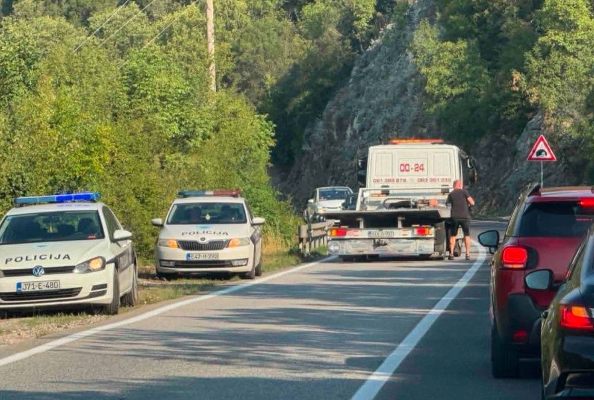 Saobraćajna nesreća kod Mostara: Automobil završio na krovu