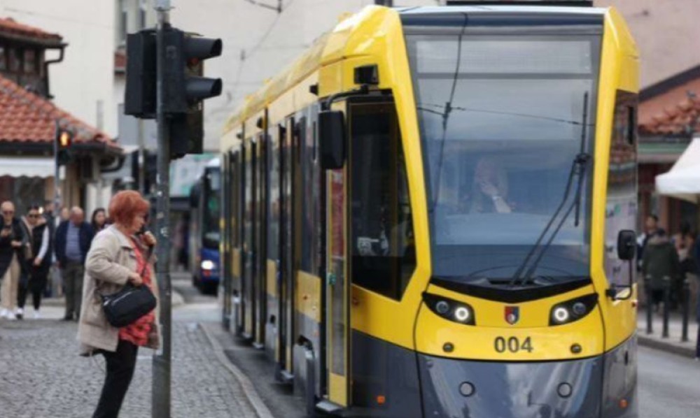 Grupa mladića maltretirala maloljetnika u tramvaju: Rekli mu da navija za pogrešan klub