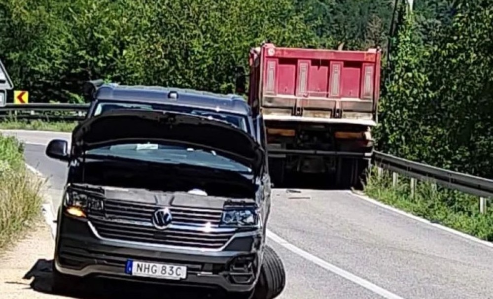 Na terenu policija i hitna: Sudar auta i kamiona u kanjonu Vrbasa, ima povrijeđenih