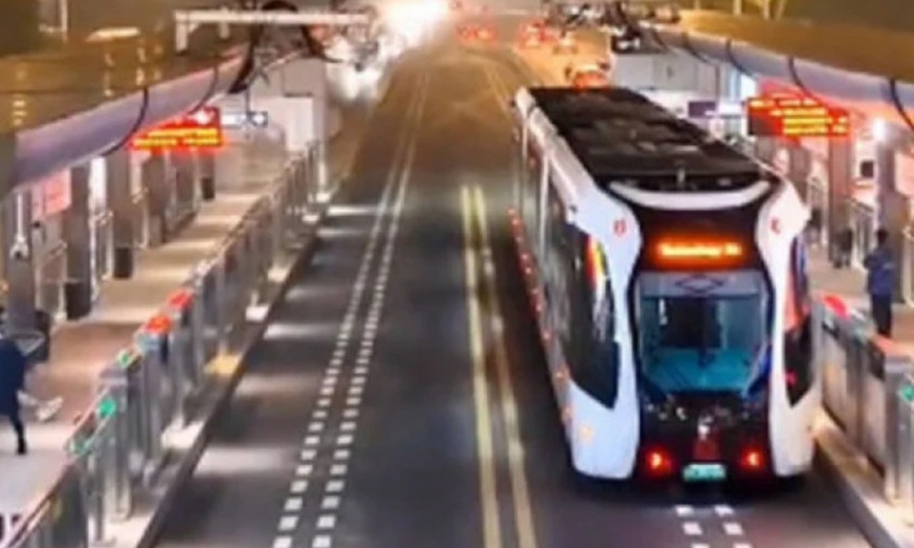Vozi kao tramvaj, ali nema šine: Novi kineski izum podijelio ljude širom svijeta VIDEO