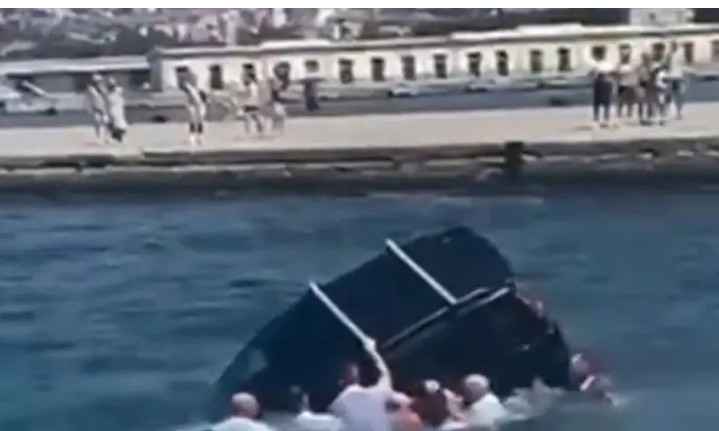 Drama na Jadranu! Automobil završio u moru, objavljen dramatičan snimak spasavanja VIDEO