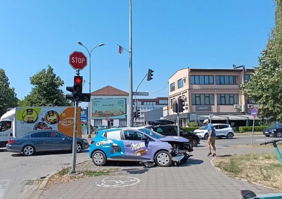Saobraćajka u Banjaluci: Automobil završio na trotoaru