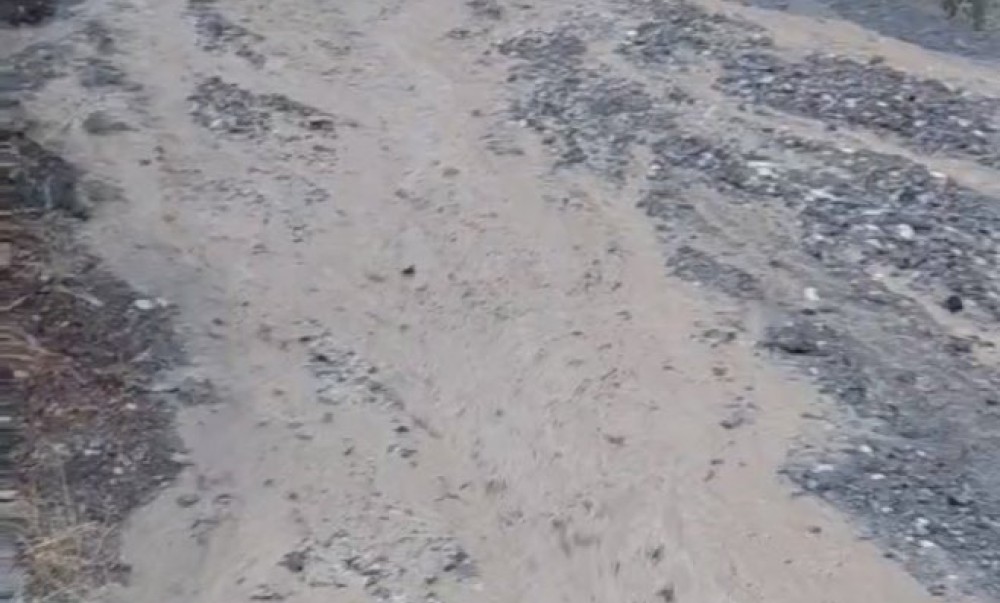 Ne pomaže ni rekonstrukcija! Nakon prve jače kiše devastiran put u banjalučkom naselju VIDEO