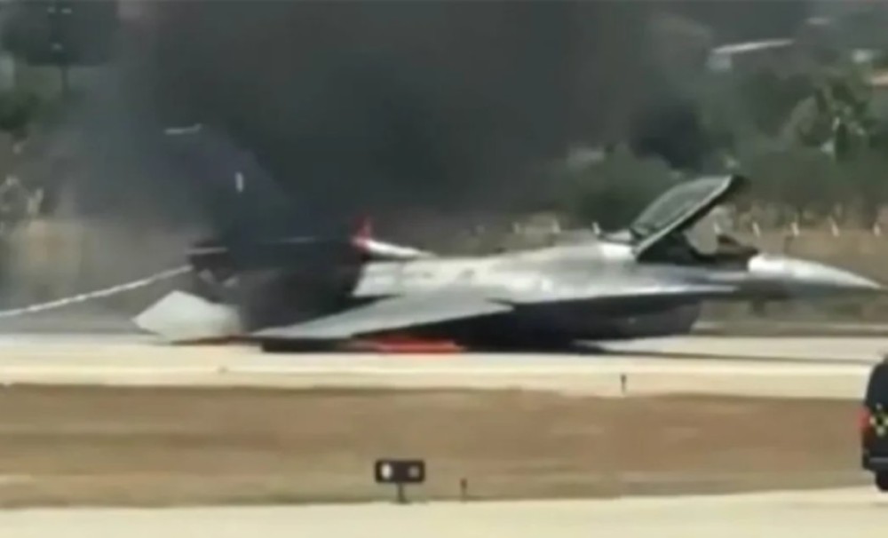 Drama na Zakintosu: Borbeni avion sletio na jedan od najprometnijih aerodroma pa se zapalio VIDEO