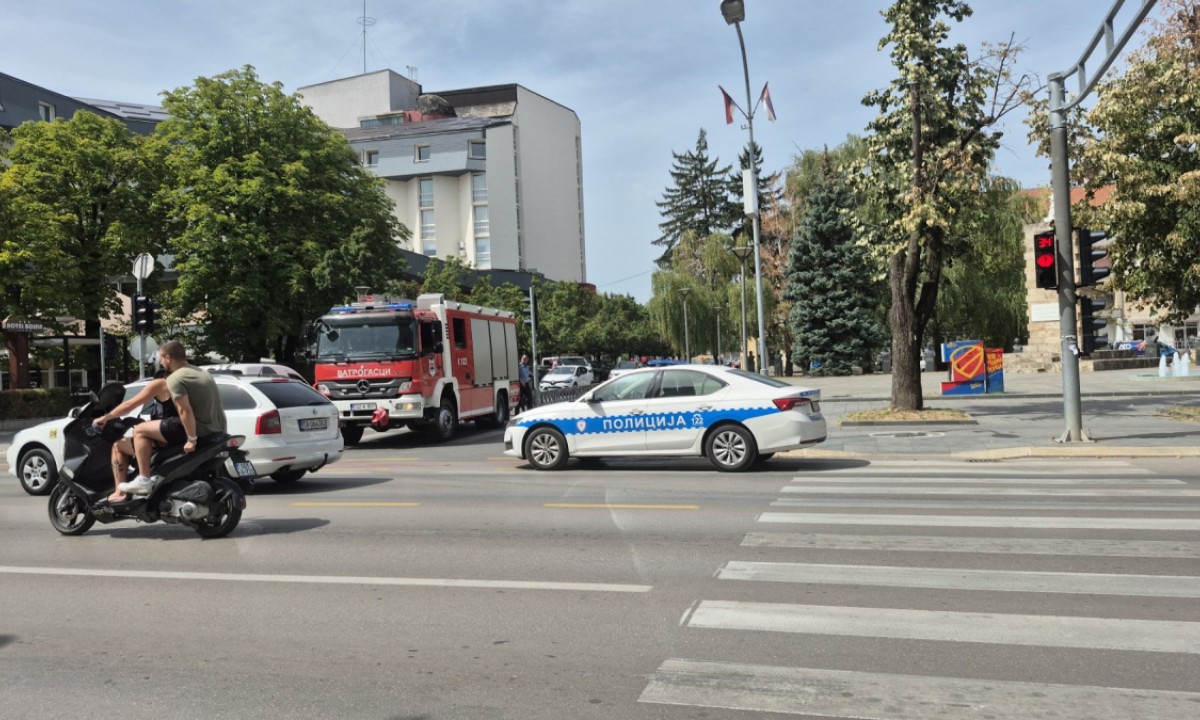 Zapalio se automobil: Policija i vatrogasci u centru Banjaluke FOTO/VIDEO