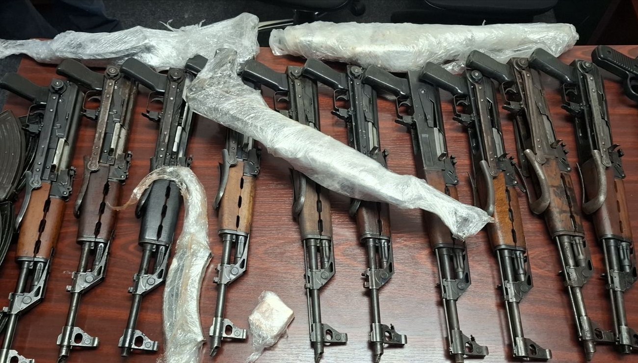 U akciji “Trasa” uhapšene tri osobe: Pronađeno 14 automatskih pušaka FOTO