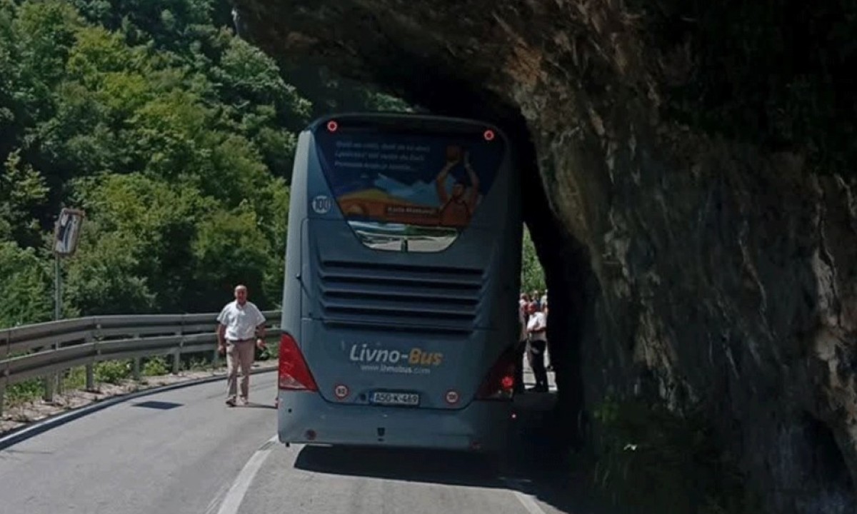 Kolona vozila čeka u kanjonu: Autobus se zakucao uz stijenu