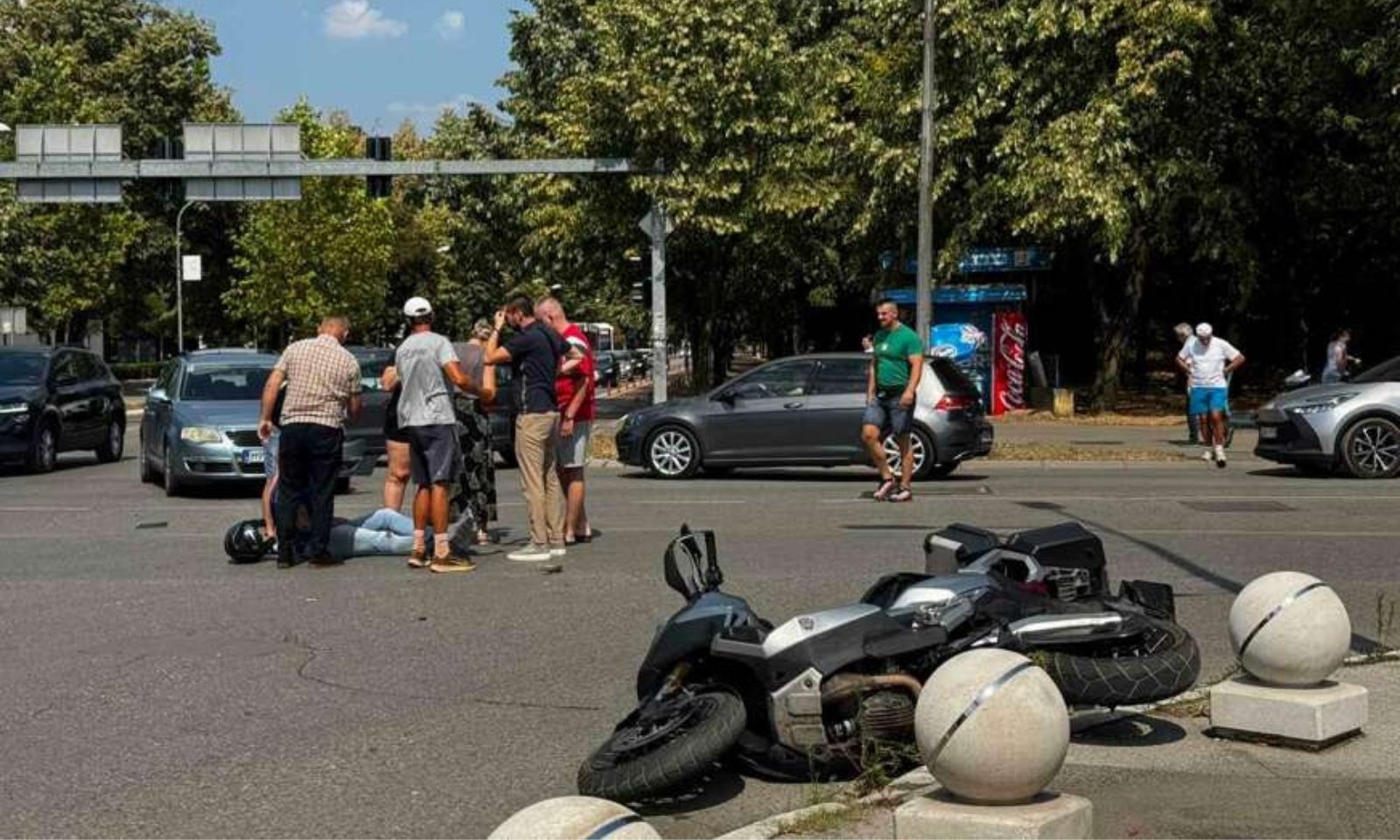 Teška saobraćajna nezgoda kod Narodnog pozorišta: Sudar dva automobila i motocikla
