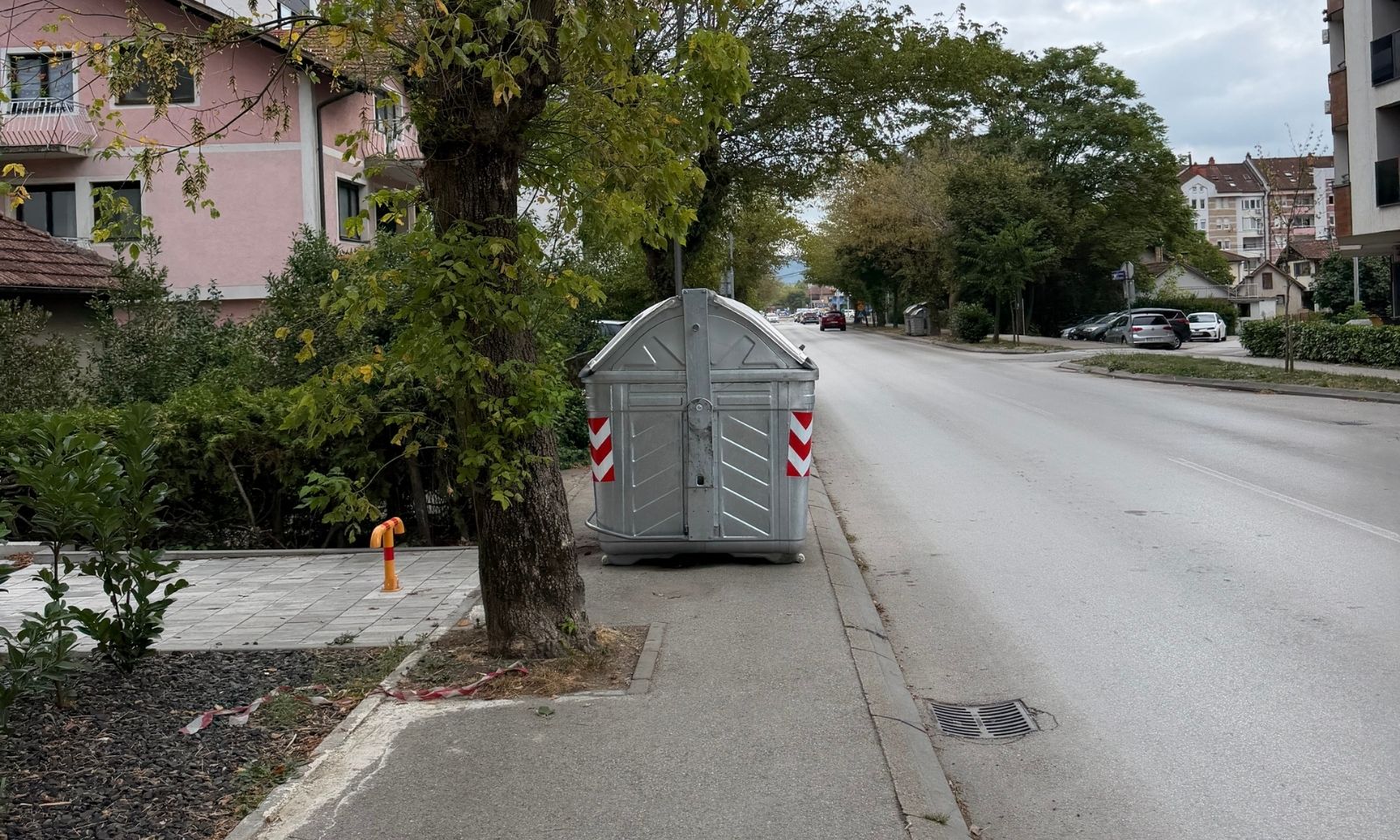 Novi podstanar u banjalučkom naselju: Kontejner istjerao pješake sa trotoara FOTO
