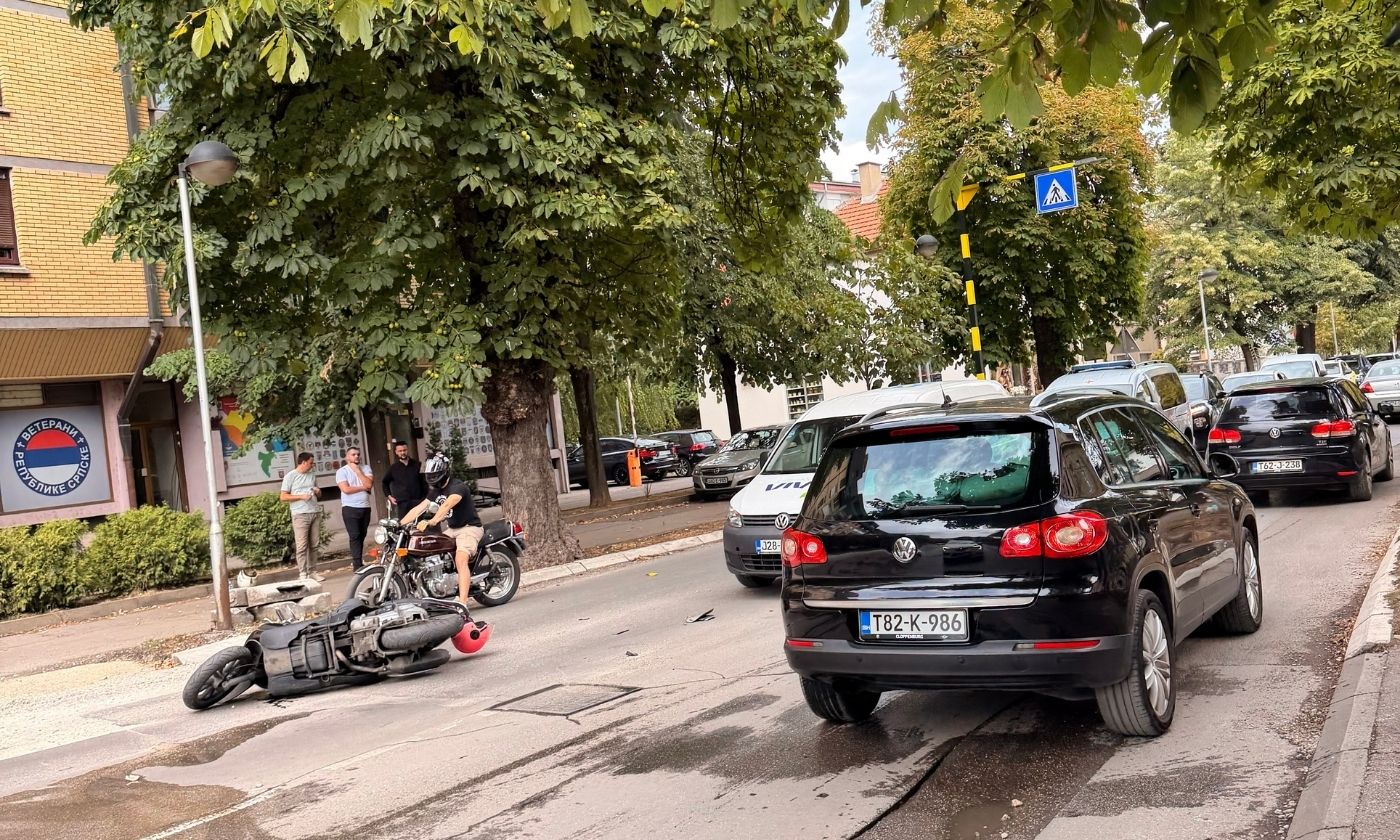 Udes na prometnoj raskrsnici u Boriku: Motocikl oboren na kolovozu FOTO