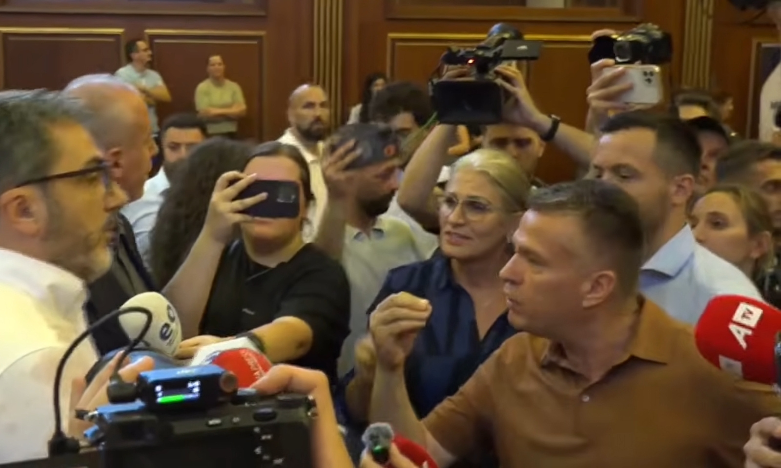 Poslanici se sukobili u Prištini: Konstitutivna sjednica i dalje bez nastavka