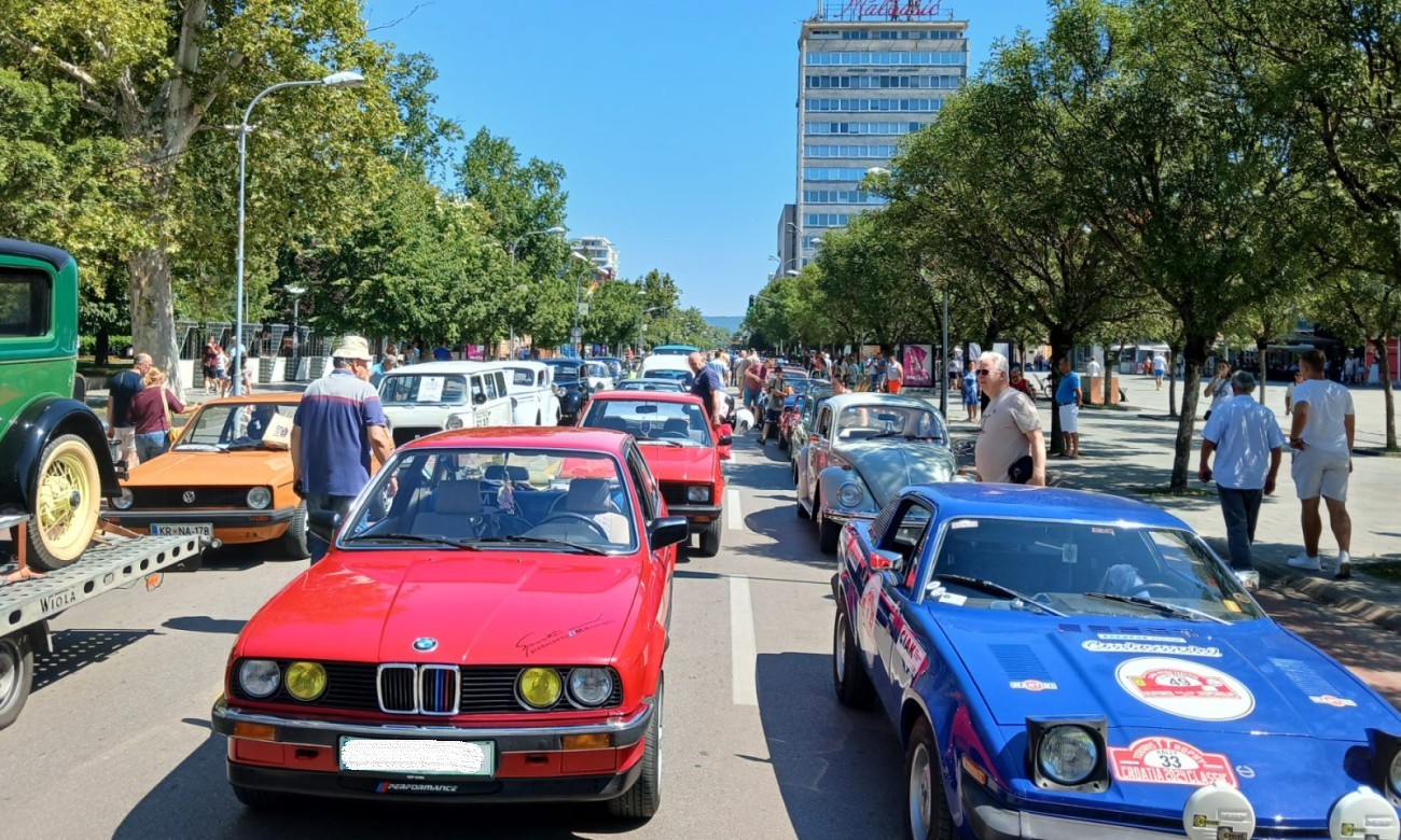 Vremenska mašina u centru Banjaluke: Stari četvorotočkaši privukli stotine sugrađana, mališani oduševljeni FOTO