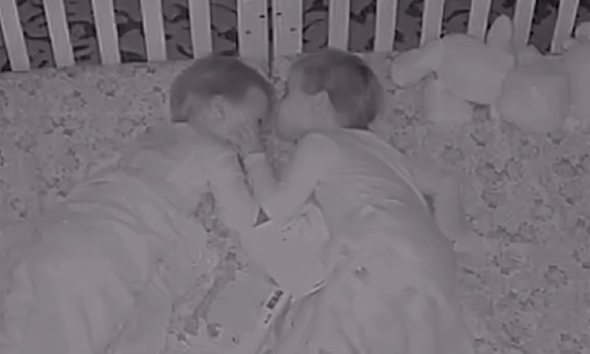 Majka objavila snimak iz dječije sobe: Neobičan ritual kćerki bliznakinja osvojio milione VIDEO