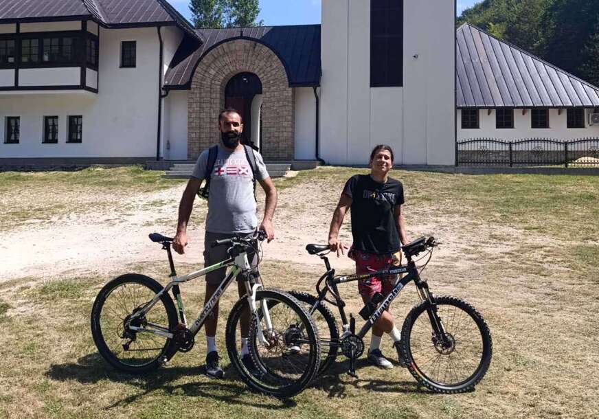 Putem pravoslavnih svetinja: Šipovljani biciklima obilaze dalmatinske manastire