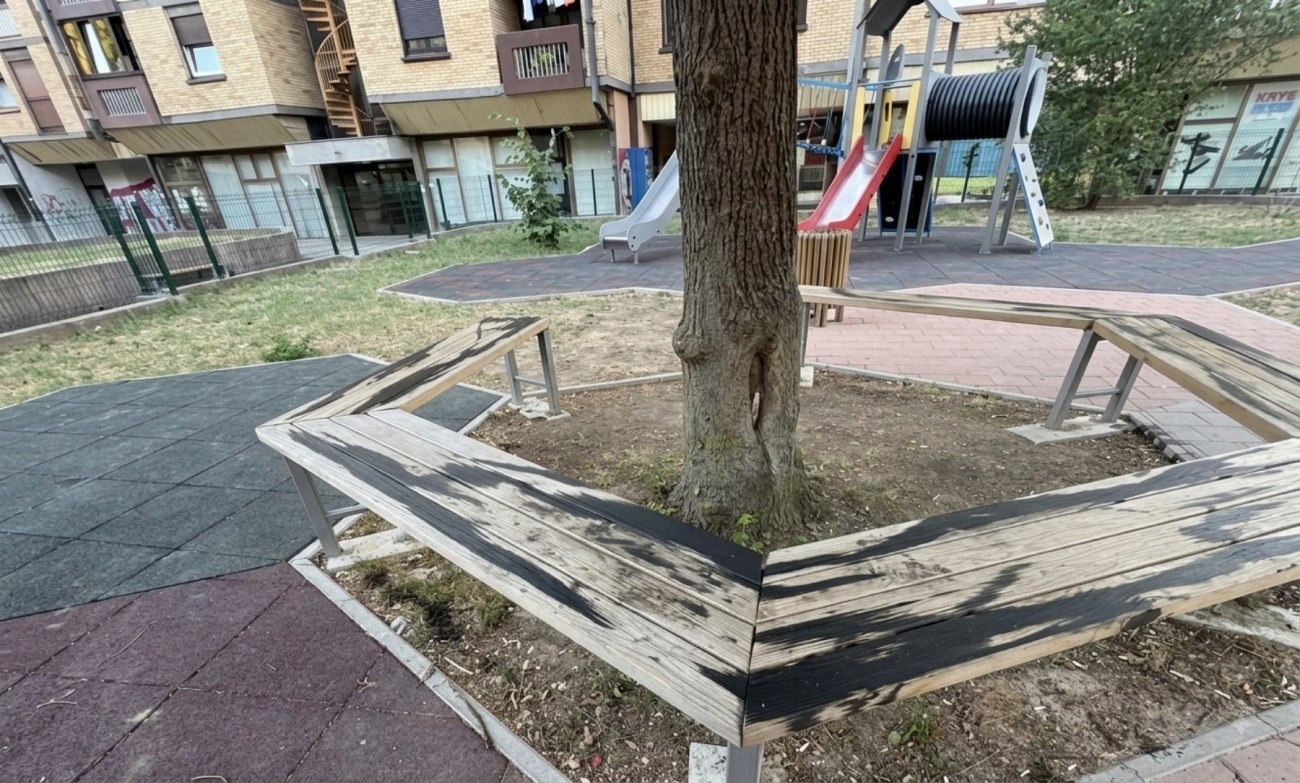 Vandalizam u Banjaluci: Klupe na dječijem igralištu polivene motornim uljem FOTO