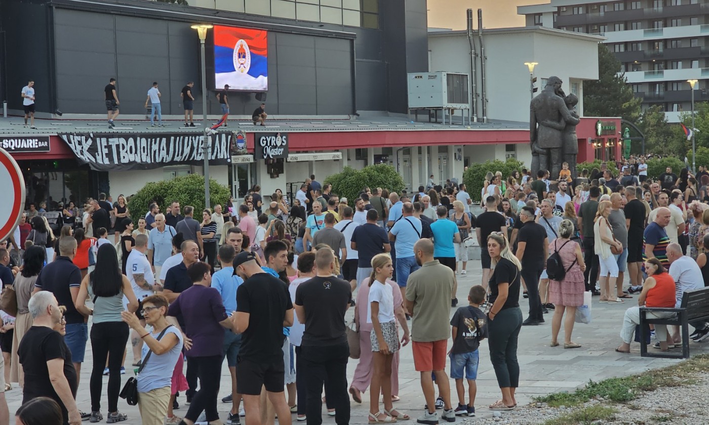 Poruka uz baklje: Na temeljima Sabornog hrama odata počast Ratku Mladiću