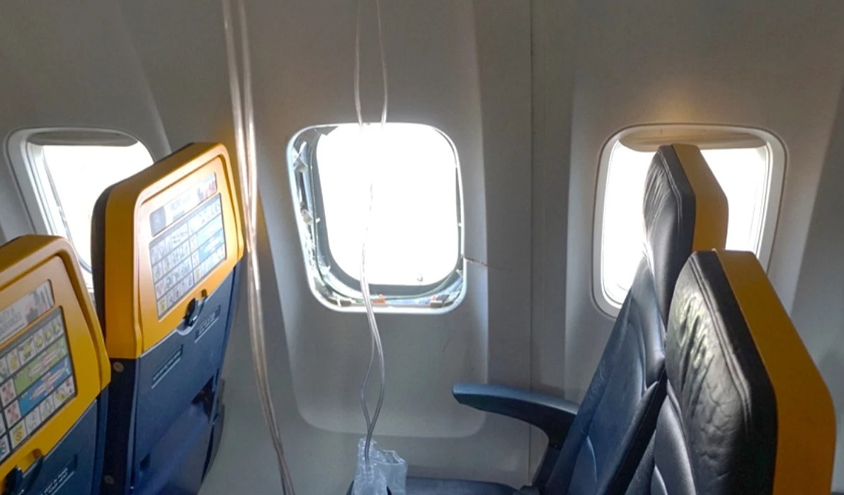 Drama na 10.000 metara: Novi snimak incidenta u kojem je Srbin umalo ispao iz aviona