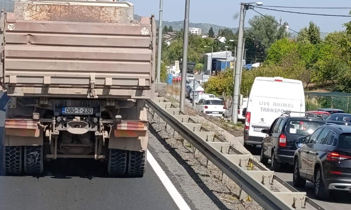 Potpuni kolaps na brzoj cesti: Kilometarske kolone paralisale saobraćaj, ne krećite bez prijeke potrebe! VIDEO