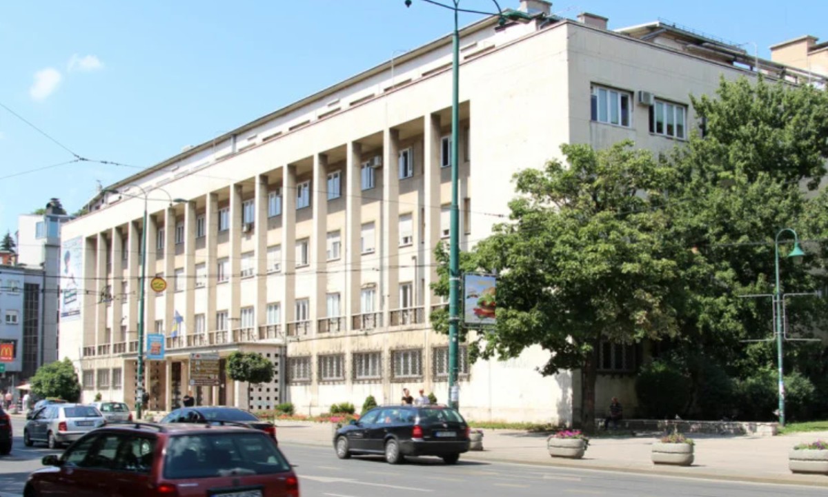 Dobila platu za cijeli jul, ali je i dalje tretiraju kao da nije zaposlena: Nova kriza u Komisiji