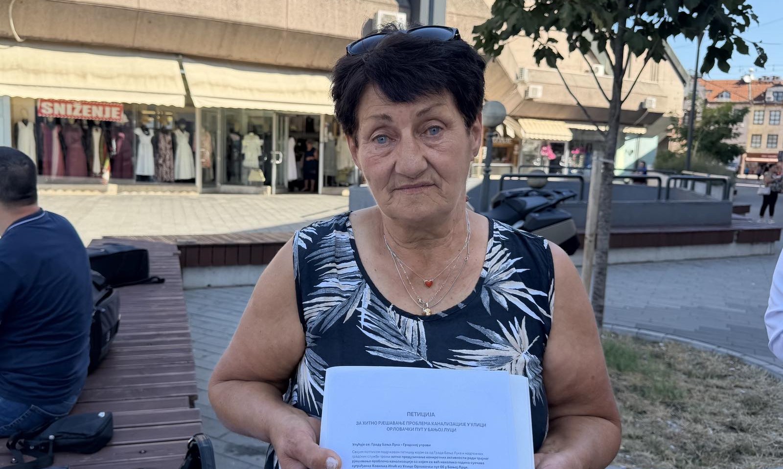 Koviljka i Marko na Trgu Krajine: Potpisuje se peticija da se riješe muke mještana FOTO