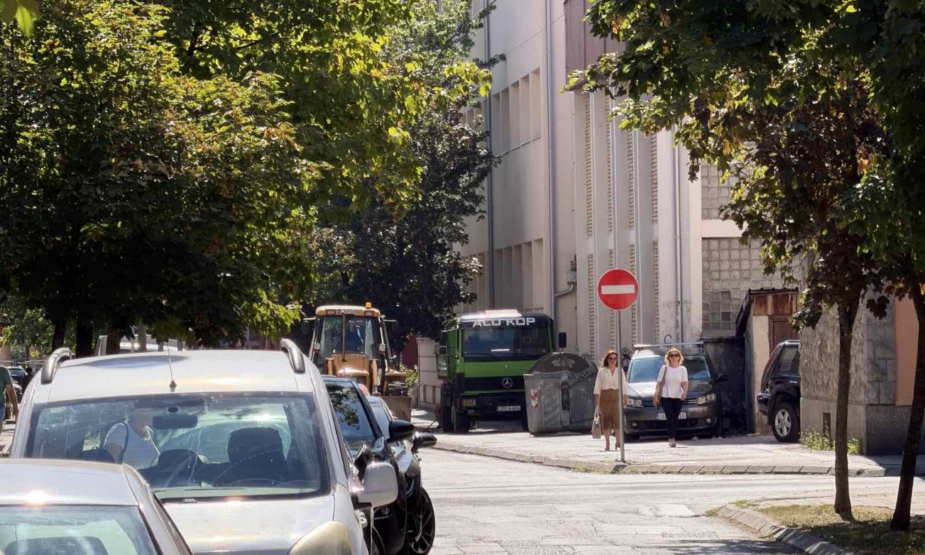 Radovi zaustavili saobraćaj u centru Banjaluke: Ne zna se kada će ulica biti prohodna FOTO