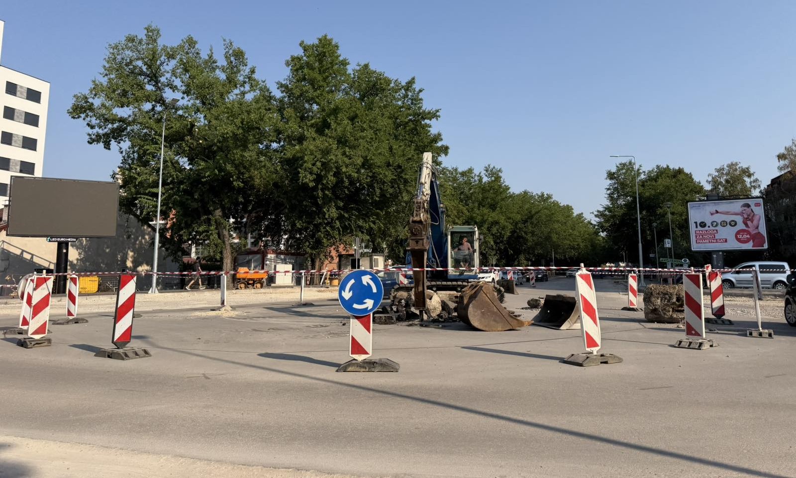 Vozila idu, kružni tok pod trakama: Smije li se ovako voziti kod „Škorpiona“ FOTO