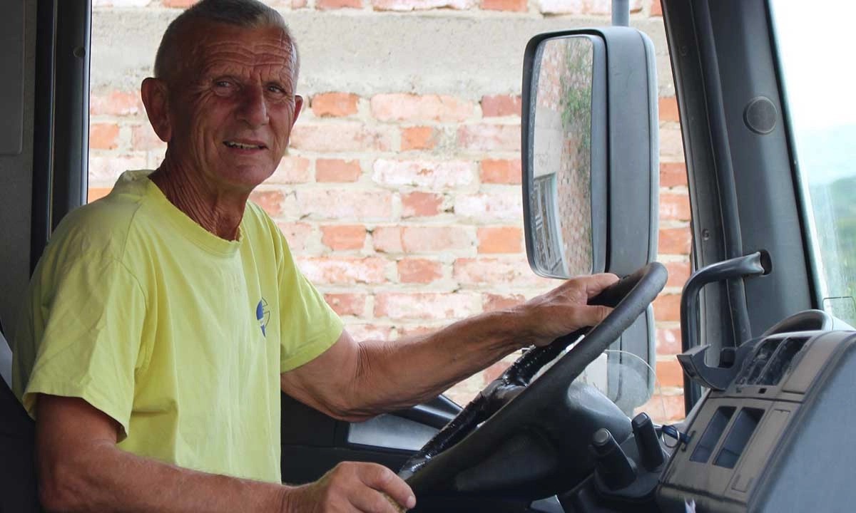 Prešao 5,5 miliona kilometara bez ijednog udesa: Petar (74) i dalje živi za volanom moćnih teretnjaka