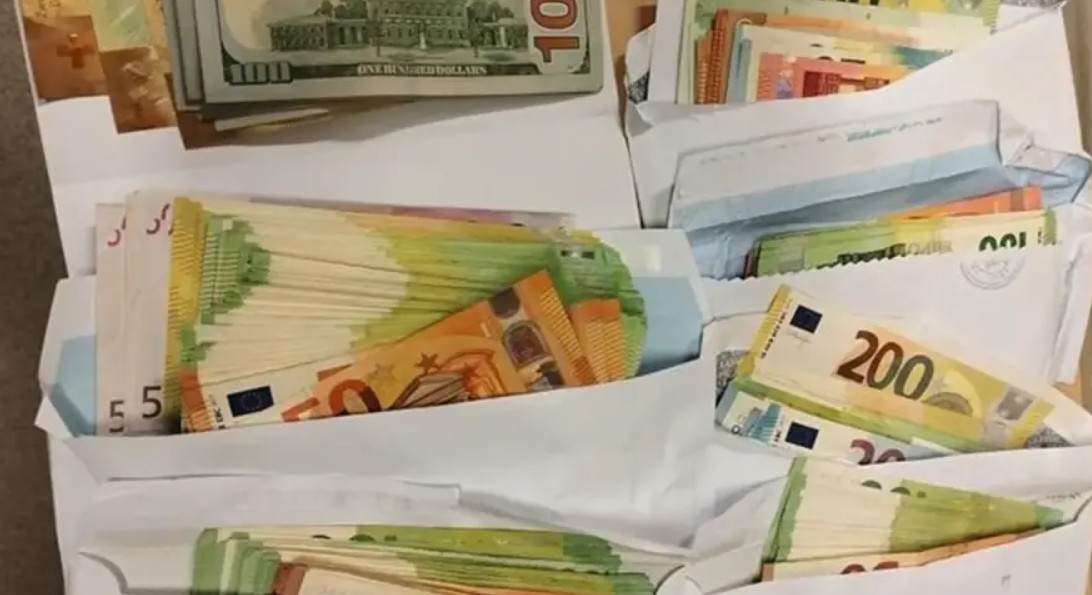 Državljanin BiH zaustavljen na granici: U kovertama krio desetine hiljada evra