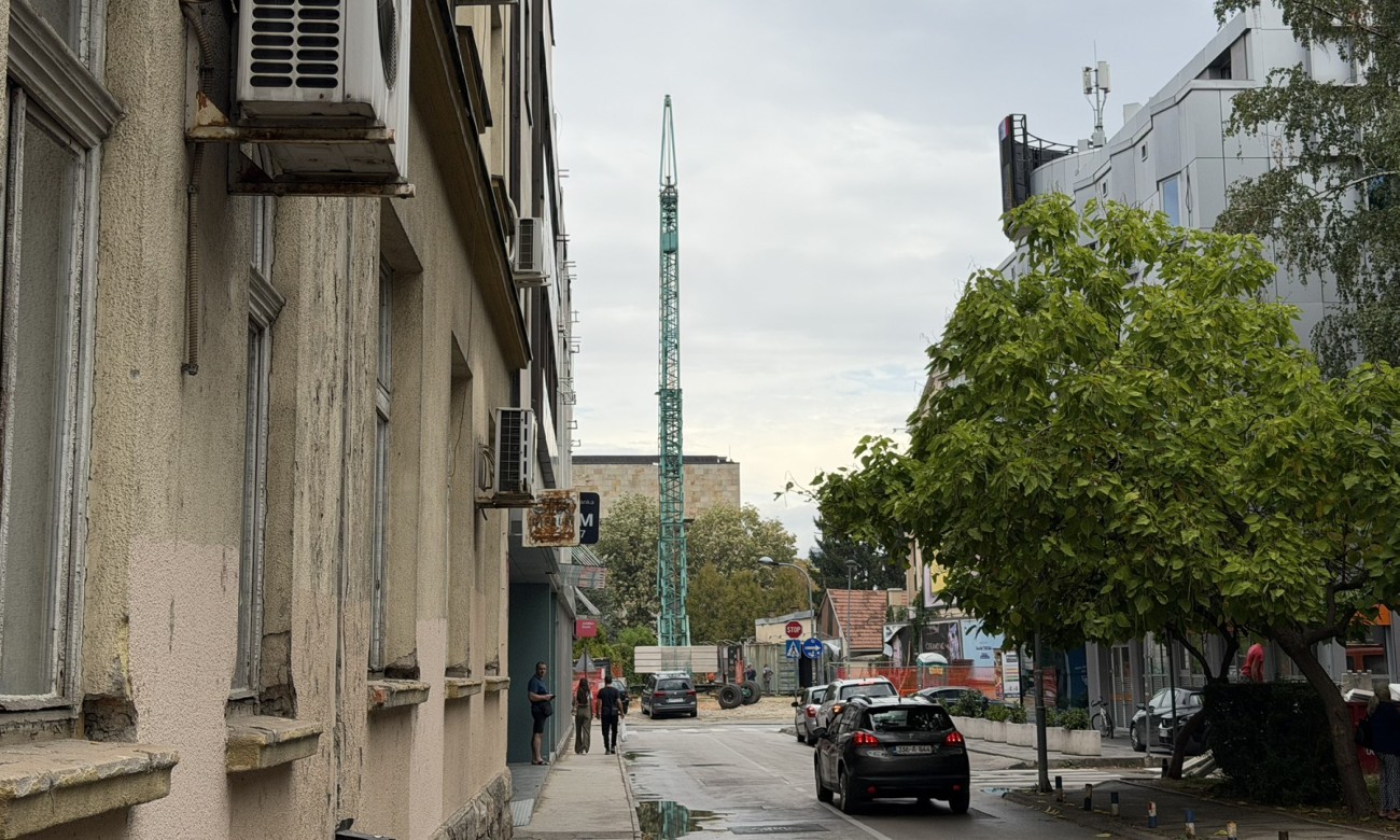 Kran se nadvio nad centrom Banjaluke: Pogledajte kako napreduje gradnja Parohijskog doma FOTO