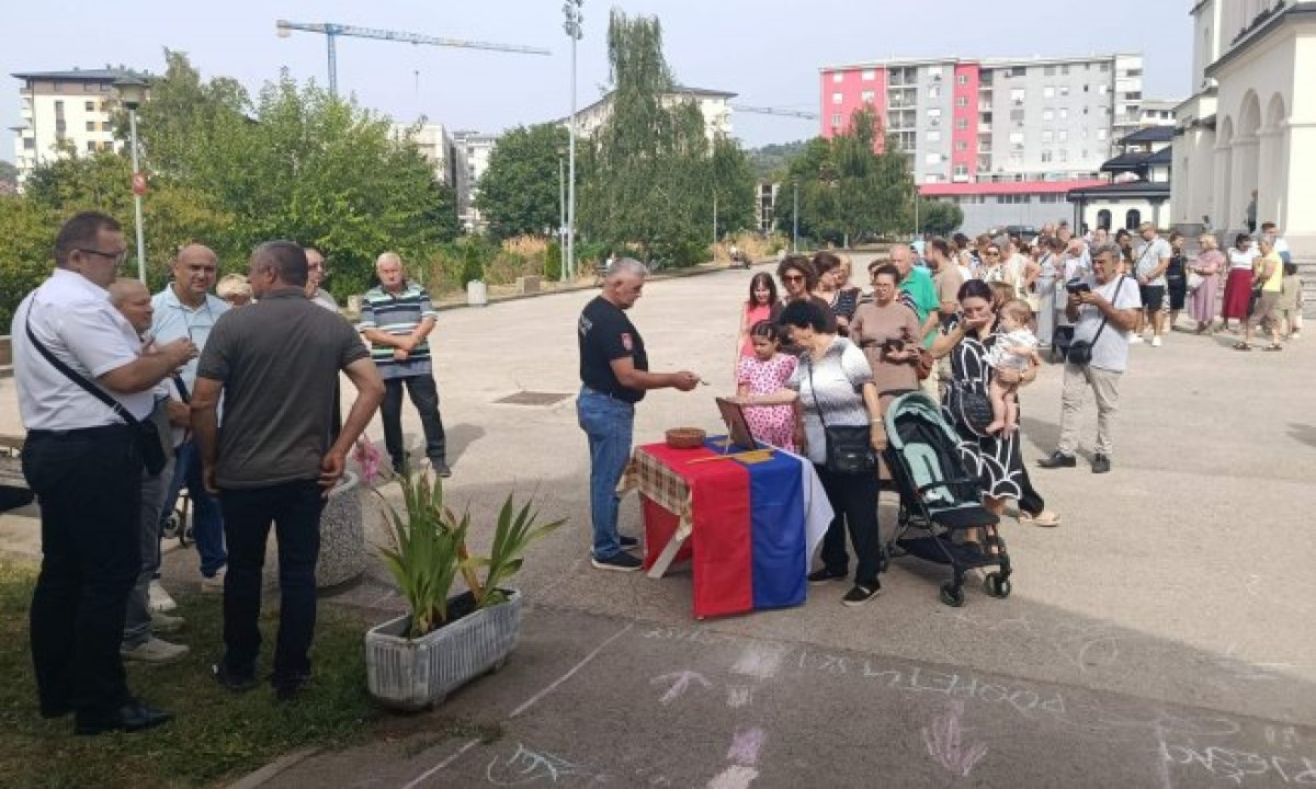 Prizori koji obilaze regiju: Paljenje svijeća na trgovima i u portama crkava za Mladića