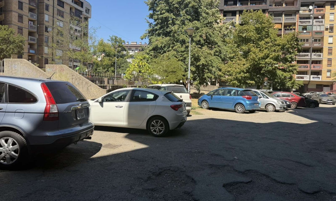 Naplata je uvedena, linija nema: Neobilježeni parkinzi stvaraju zbrku u Banjaluci FOTO