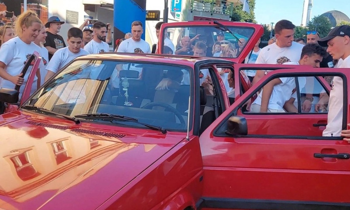 Podvig iz BiH za Ginisov rekord: Koliko je ljudi stalo u kultni Golf 2 VIDEO
