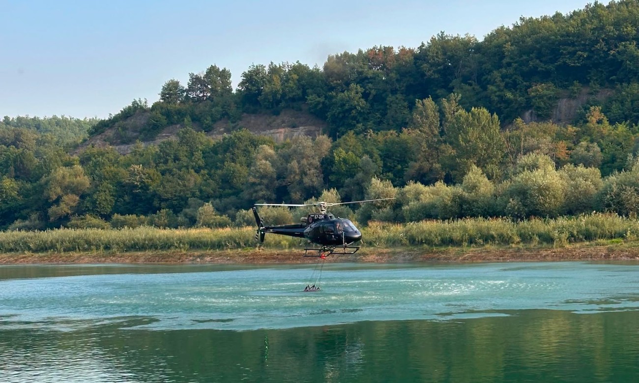 Izbačeno šest tona vode: Helikopter OS BiH gasi požar u Konjicu