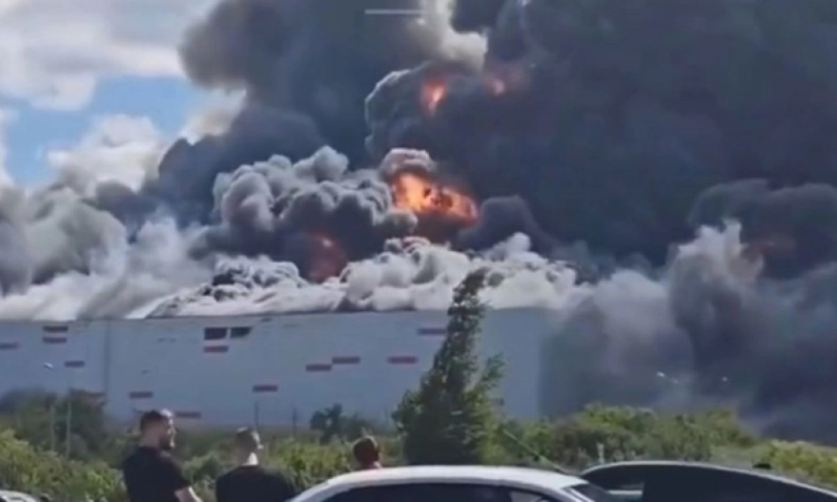 Napad dronom na “ruski Amazon”: Zapaljeno skladište od 130.000 kvadrata VIDEO
