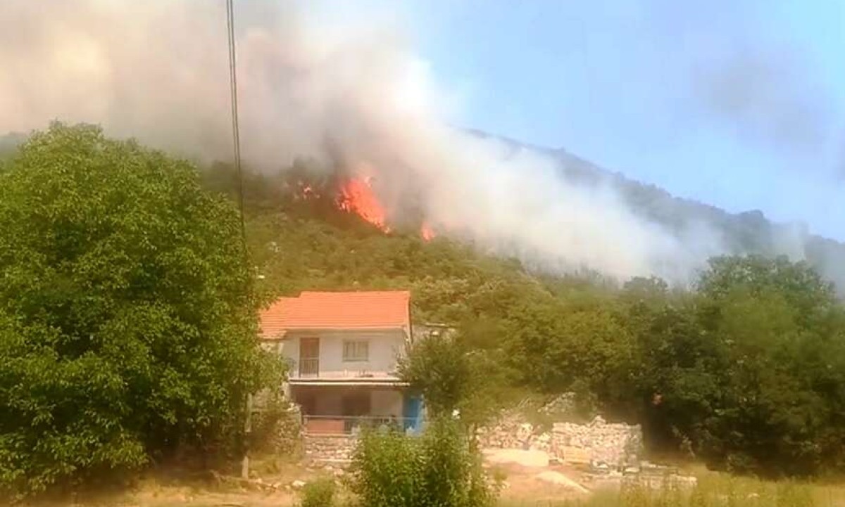 Požar kod Trebinja: Nadljudski napori da se spase kuće Radanovića u selu Turmenti