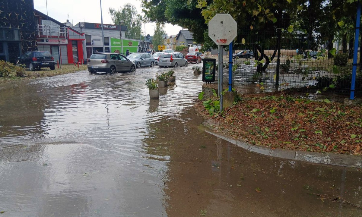 Prnjavor pod udarom oluje: Led i vjetar rušili stabla, voda preplavila ulicu FOTO