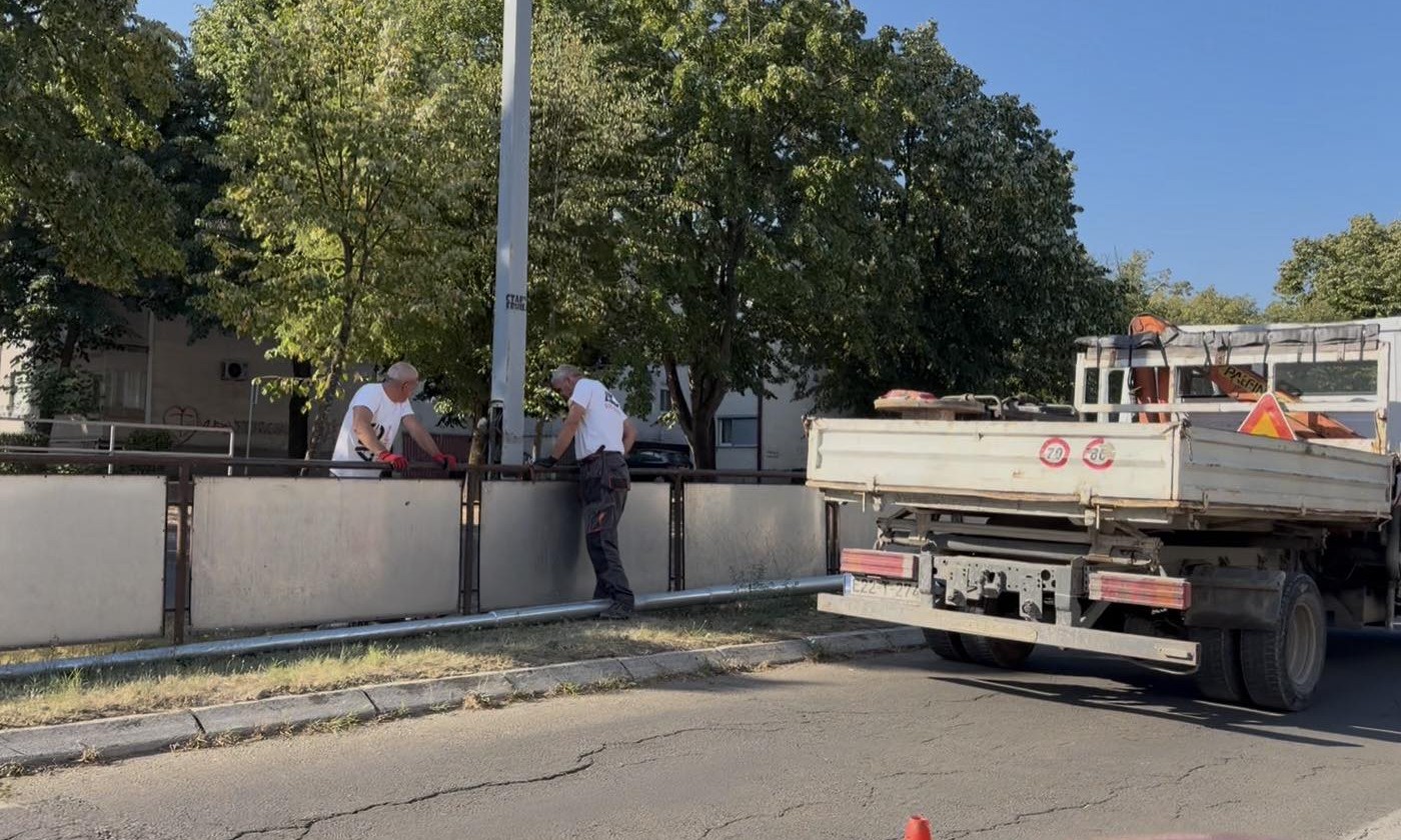 Novi stubovi, stare rupe: Radovi u Banjaluci traju, asfalt čeka obnovu FOTO
