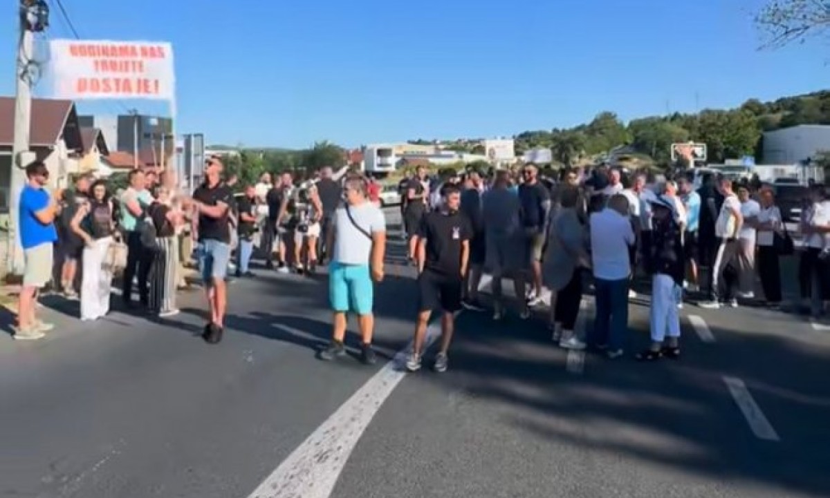 Novi protest u Ramićima: Građani blokirali saobraćaj i traže krivičnu odgovornost za haos na deponiji VIDEO