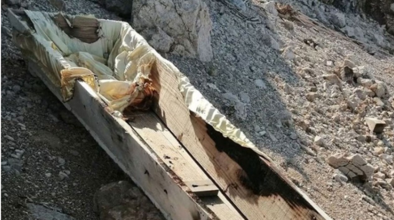 Mrtvački sanduk osvanuo na plaži u Hrvatskoj: “Jedina besplatna ležaljka” FOTO