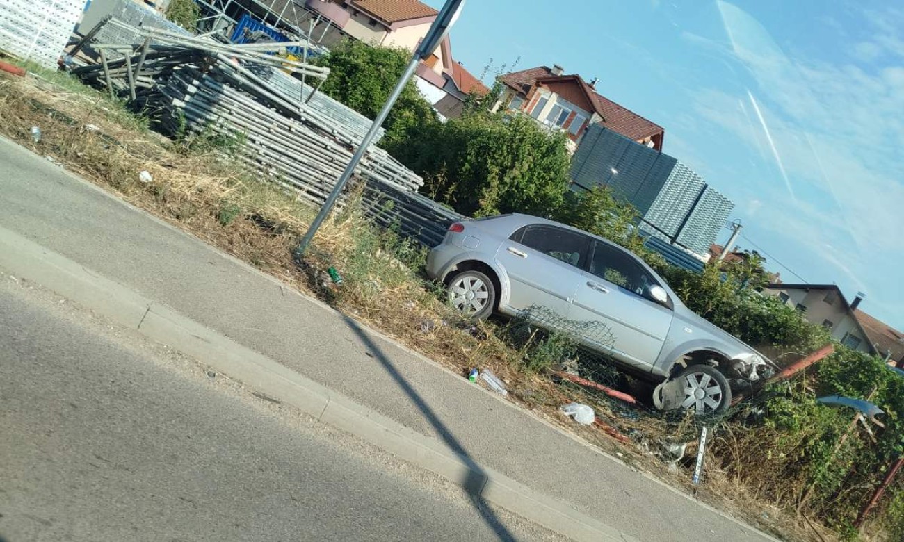 Nezgoda u Banjaluci: Vozilo završilo u dvorištu FOTO
