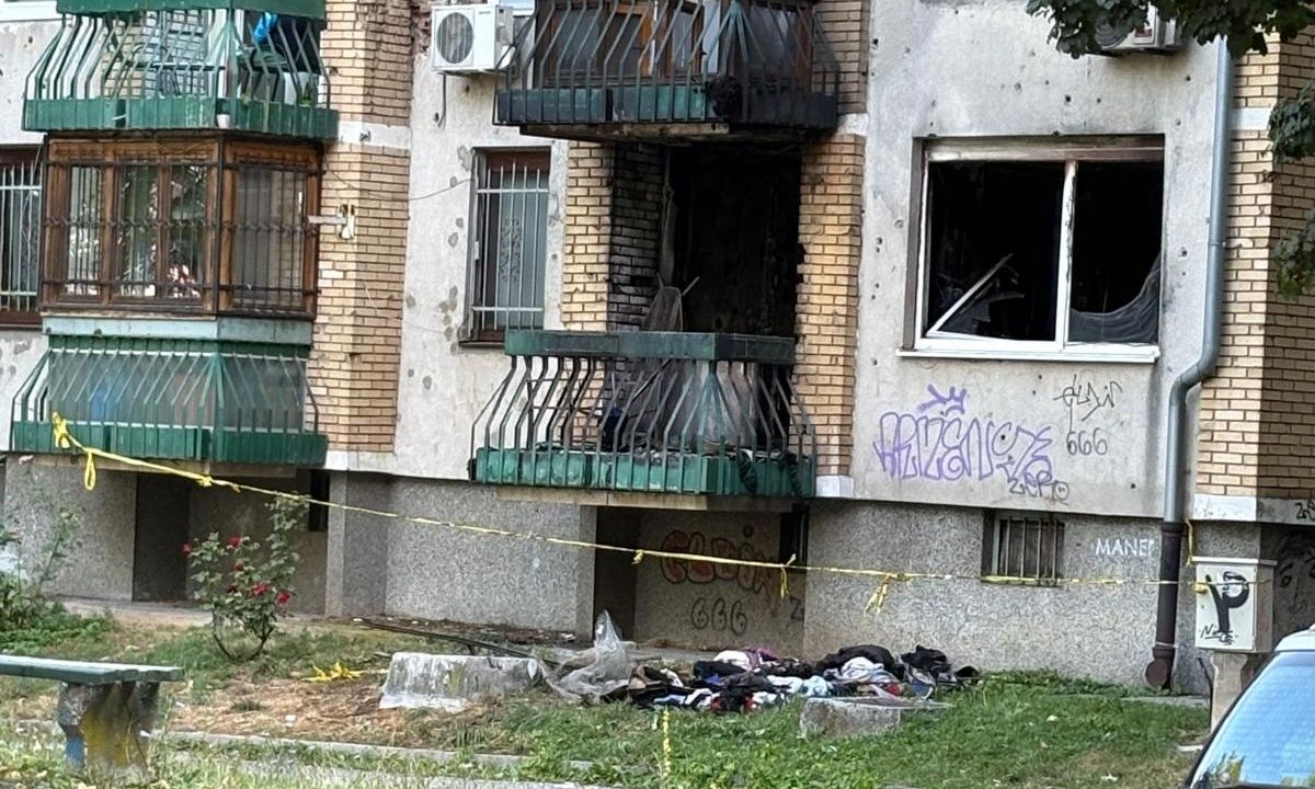Požar u zgradi, stanari istrčali na ulicu: Stigla tri vatrogasna vozila