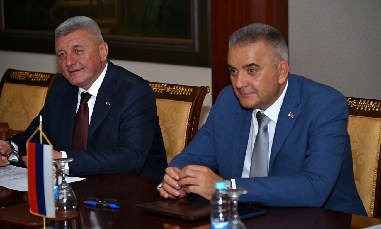 Minić sa stipendistima: Za studente Srpske povećan fond na 1,125 miliona KM FOTO