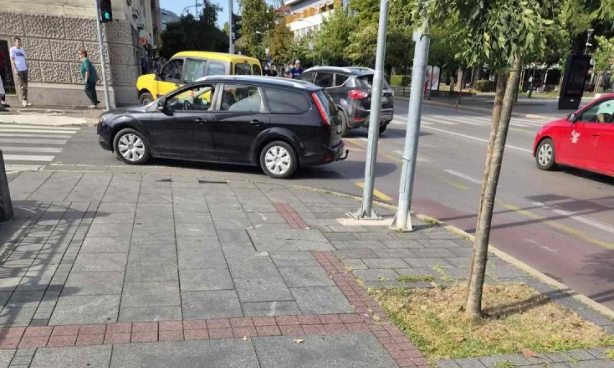 Saobraćajna nezgoda u centru Banjaluke: Sudar dva vozila kod Hrama Hrista Spasitelja