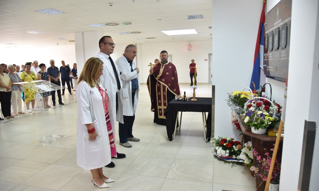 Položeni vijenci: UKC odao počast radnicima koji su dali živote za Srpsku FOTO