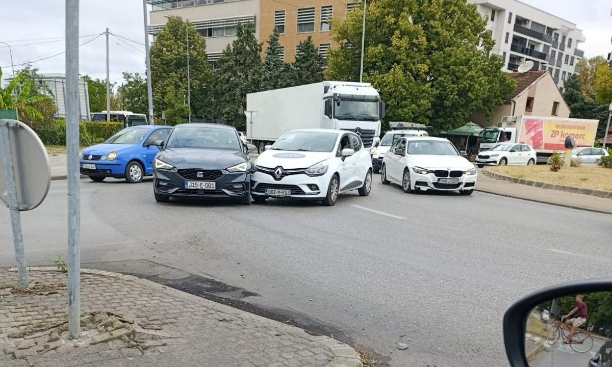 Saobraćajni kolaps kod Rebrovca: U udesu dva automobila blokirano isključenje ka „Eurobenz“ pumpi