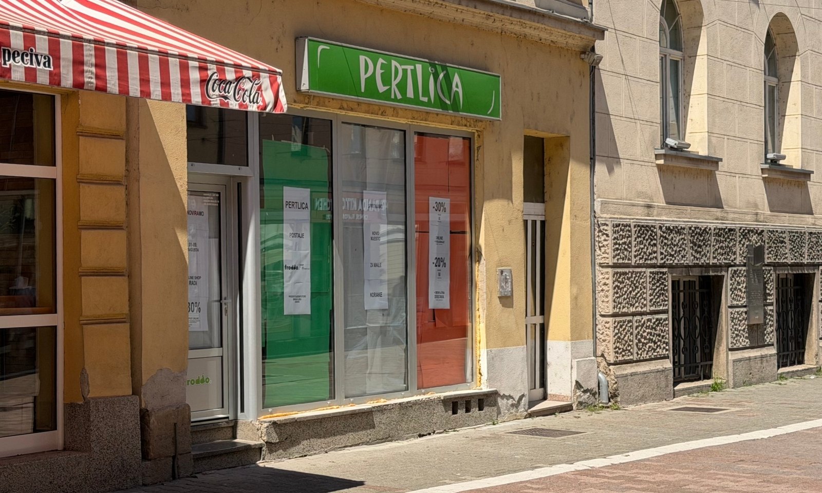 Izlog poznate radnje u Gospodskoj pod papirima: Evo šta se dešava u centru Banjaluke FOTO/VIDEO